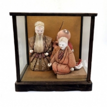 זוג בובות יפני עתיק בתוך תיבת זכוכית המתאר מחזה נו, "הזוג הישן מטאקאסאגו"