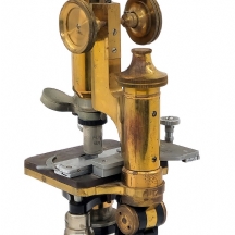 מיקרוסקופ ישן עם אביזרים בקופסאת עץ תוצרת Berlin Medicinisches Waarenhaus