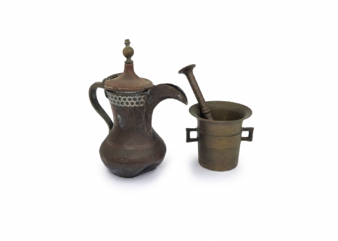 לוט של שני כלי מתכת איסלאמיים עתיקים, הכולל ג'זווה(נחושת) ומכתש ועלי (ברונזה)