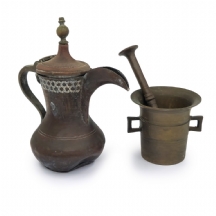 לוט של שני כלי מתכת איסלאמיים עתיקים, הכולל ג'זווה(נחושת) ומכתש ועלי (ברונזה)