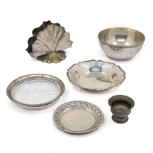 6 חפצים שונים עשויים כסף, כולם חתומים.