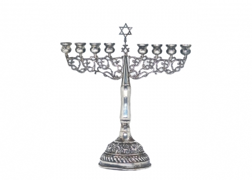 חנוכייה עשויה כסף 800 (חתומה), השמש חסר. נושאת הקדשה בהיקף אימרת הבסיס