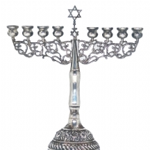 חנוכייה עשויה כסף 800 (חתומה), השמש חסר. נושאת הקדשה בהיקף אימרת הבסיס