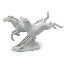 'זוג סוסי ריצה' - פסל פורצלן תוצרת וולנדורף (Wallendorf Porcelain),מזוגגים לבן,
