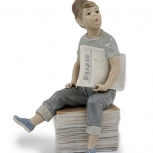 'ילד יושב ומחזיק עיתון' - דמות חרסינה של נאו Nao by Lladro, פורצלן ספרדי