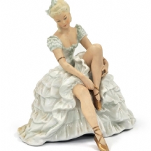 'בלרינה יושבת' - פסל פורלצן גרמני תוצרת Schaubach-Kunst,