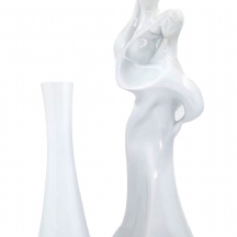 שני כלי פורצלן לבנים