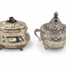 שני כלי הגשה אחד עשוי כסף וחתום הצורפים HAZORFIM