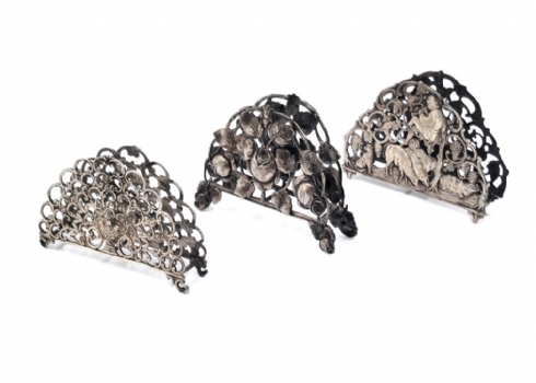 שלושה מחזיקי מפיות מעוטרים, עשויים כסף, אחד חתום HAZORFIM 800