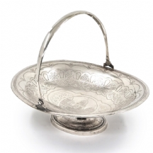 כלי הגשה רוסי עתיק עשוי כסף ומעוטר, בעל ידית נשיאה