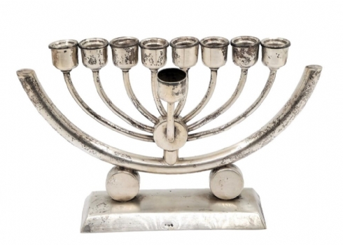 חנוכיית כסף פולנית אר דקו (Art deco), חתומה.