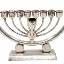 חנוכיית כסף פולנית אר דקו (Art deco), חתומה.