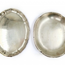 שני מגשים עתיקים עשויים כסף