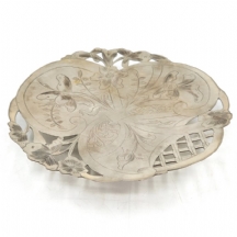 כלי הגשה רוסי עתיק מהמאה ה-19, בעל שלוש רגליים, עשוי כסף ומעוטר