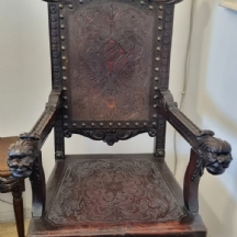 כרסה עתיקה בסגנון הניאו רנסנס עשויה עץ מגולף ועור מעוטר עיטורי בלט