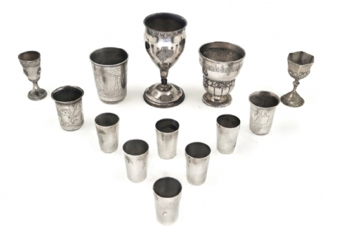 13 כוסות וגביעי קידוש עשויים כסף, כולם חתומים, דגמים ויצרנים שונים
