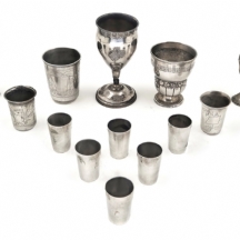 13 כוסות וגביעי קידוש עשויים כסף, כולם חתומים, דגמים ויצרנים שונים