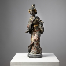 פסל ברונזה יפני בדמות גיישה אוחזת חליל, לבושה בתלבושת מסורתית, לא חתום