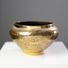 עציץ איסלמי עתיק מצרי בן כמאה שנה, עשוי פליז מעוטר בעבודת חריטת יד