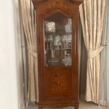 ויטרינה בסגנון עתיק עשויה עץ מעוטרת שיבוץ מרקטרי