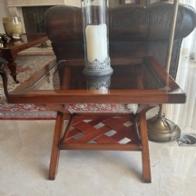 זוג שולחנות צד עשויים עץ, זכוכית ורצועות עור