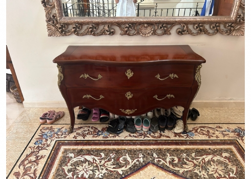 שידת בומבה (Bombe Commode) בסגנון עתיק עשויה עץ