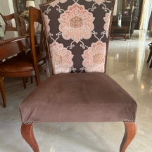 4 כורסאות שולחן עשויות עץ וריפוד בד