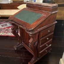 שולחן דבנפורט (davenport desk) בסגנון עתיק עשוי עץ