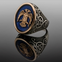 טבעת גבר מרשימה עשויה כסף ומעוטרת אמייל.