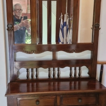 קונסולת כניסה עתיקה בסגנון ויקטוריאני, עשויה עץ מלא עם מראה גדולה