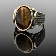 טבעת גבר עשויה כסף משובצת אבן טייגר איי