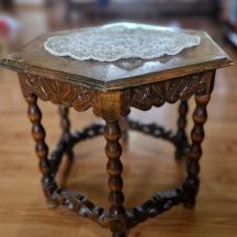 שולחן עץ מחומש עשוי בעבודת יד, עם עיטורי גילוף עשירים בדפוס עלים