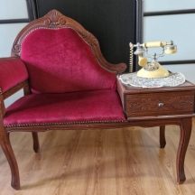 "ספת טלפון" (Telephone Bench) עתיקה בסגנון וינטג', עשויה עץ מלא עם גילופים