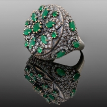 טבעת כסף מרשימה משובצת אבני פייסט וכריסופרס ירוקות.