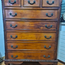 קומודה (שידת מגירות) עתיקה מעץ מלא