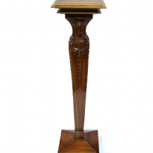 עמוד תצוגה עשוי עץ מגולף, עבר שיפוץ מקצועי במצב מושלם