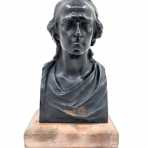 פסל ברונזה בדמות גבר ארוך שיער, פטינה שחורה ובסיס שיש מרובע מלוטש עם פאזה