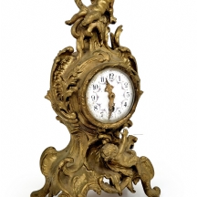 שעון שולחני עתיק מהמאה ה-19, כפי הנראה צרפתי, עשוי שפלטר או נחושת