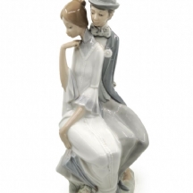 פסל פורצלן גדול בסגנון ידרו הספרדי, מעוטר בצביעת יד, לא חתום, יצרן לא ידוע