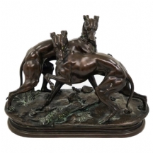 פסל מתכת על פי ג׳ולס מויגנייז (Jules Moigniez) בדמות צמד כלבים, פטינה חומה