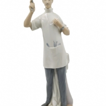 פסל פורצלן ספרדי בדמות רופא שיניים, מתוצרת חברת 'ידרו'