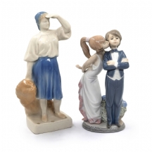 שני פסלוני פורצלן, אחד (בדמות זוג ילדים) ספרדי מתוצרת יידרו (Lladro)