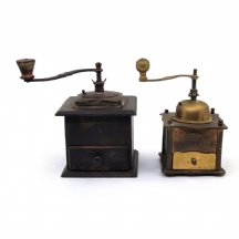 שתי מטחנות קפה עשויות עץ ומתכת, הקטנה חתומה: 'Magus extra'