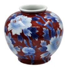 כד פורצלן שיוצר באזור אריטה (Arita) מעוטר ציורי יד באמייל וחתום