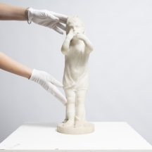 'ילדה מפריחה נשיקה באוויר' - פסל שיש מגולף בעבודת יד, חתום