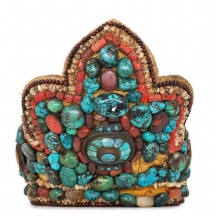 כובע טיבטי עתיק עשוי בד שזור קורלים ואבני טורקיז, המאה ה-19