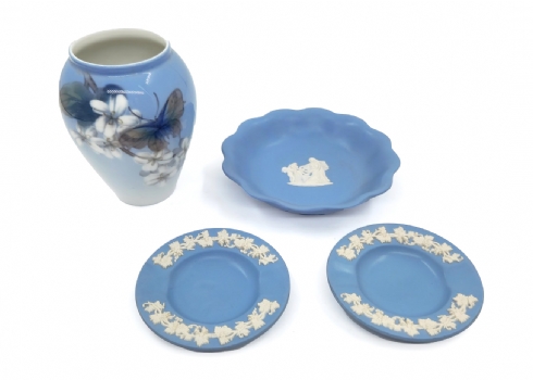שלושה פריטי וודג'ווד Wedgwood וכד פורצלן מתוצרת רויאל קופנהגן Royal Copenhagen