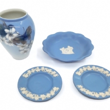 שלושה פריטי וודג'ווד Wedgwood וכד פורצלן מתוצרת רויאל קופנהגן Royal Copenhagen