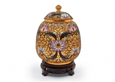 כלי קלואזונה (Cloisonne) סיני ומכסה תואם, עשוי נחושת ואמייל, מעמד עץ ייעודי
