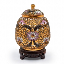 כלי קלואזונה (Cloisonne) סיני ומכסה תואם, עשוי נחושת ואמייל, מעמד עץ ייעודי